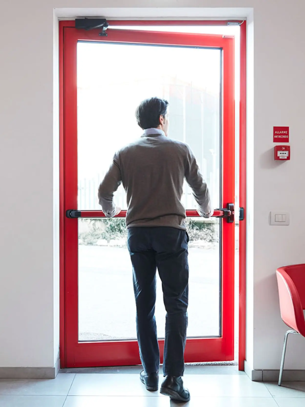 Salida de emergencia con accesorios