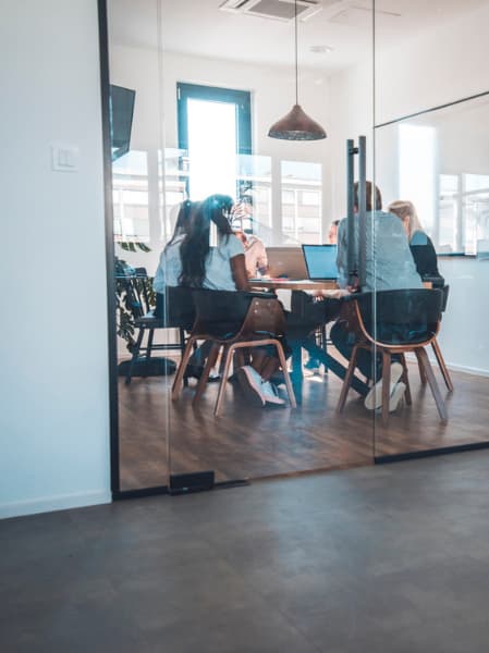 Bisagra de piso y manija en puerta de vidrio